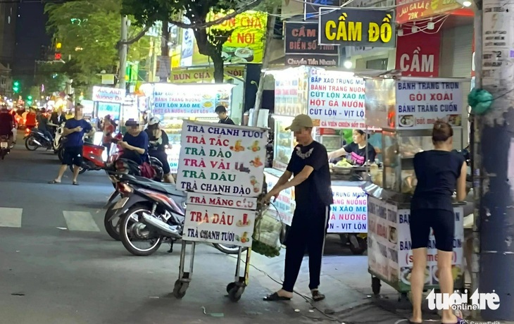 Trong hình, hàng loạt xe đẩy hàng rong san sát nhau lấn chiếm lòng lề đường Nguyễn Gia Trí, phường 25, quận Bình Thạnh - Ảnh: TIẾN QUỐC 