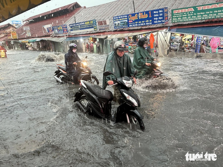 Nhiều xe chết máy khi đi qua khu vực chợ Thủ Đức - Ảnh: NGỌC QUÝ