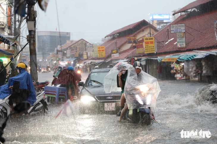 Chợ Thủ Đức như biển nước trong cơn mưa - Ảnh: NGỌC QUÝ