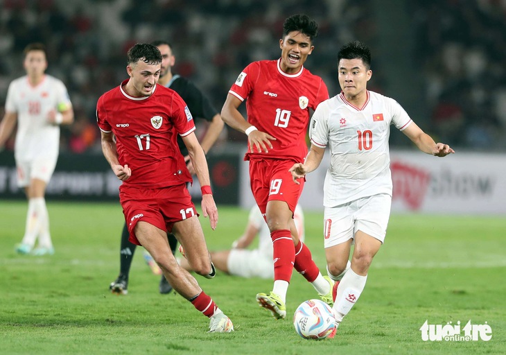 Đội tuyển Việt Nam (áo trắng) trong trận lượt đi thua Indonesia 0-1 ở vòng loại thứ hai World Cup 2026 - Ảnh: N.K.