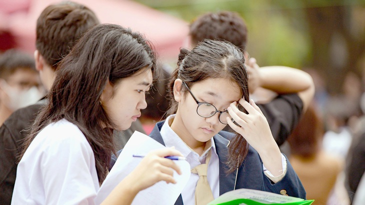 Thí sinh tìm hiểu thông tin tuyển sinh tại Ngày hội tư vấn tuyển sinh do báo Tuổi Trẻ tổ chức - Ảnh: N.TRẦN