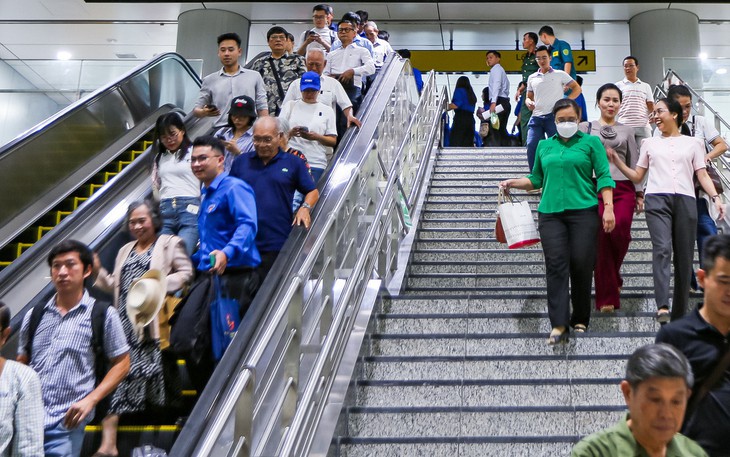Khách đi metro số 1 góp ý ghi thêm đường, địa điểm ở lối ra ga ngầm - Ảnh 5.