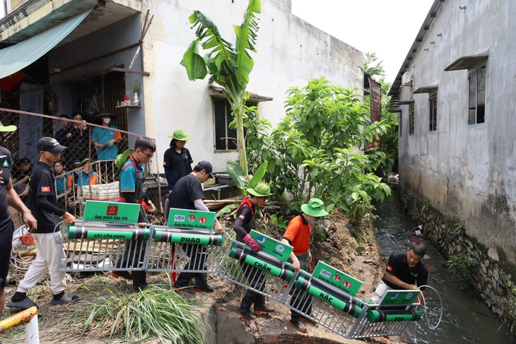 Đặt phao chắn rác trên 100 tuyến kênh, rạch tại TP.HCM- Ảnh 11.