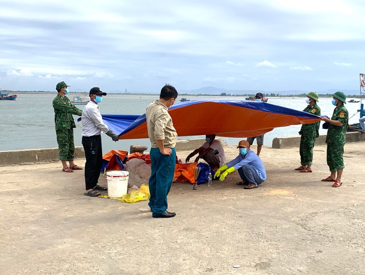 Thi thể em V.T.T. được đưa vào khu vực cảng cá Cửa Sót, để làm thủ tục bàn giao cho gia đình đưa về quê an táng - Ảnh: LÊ MINH