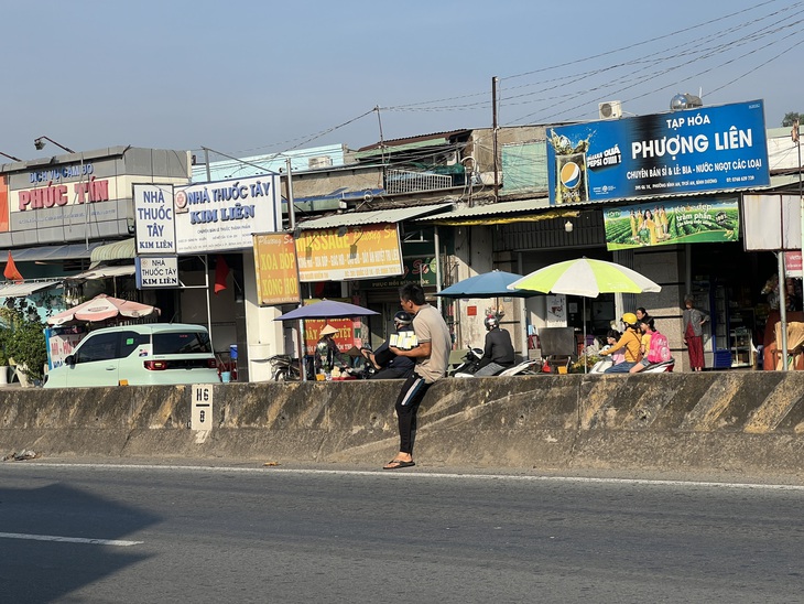 Người đàn ông leo dải phân cách băng qua quốc lộ 1K, TP Dĩ An, Bình Dương - Ảnh: XUÂN ĐOÀN