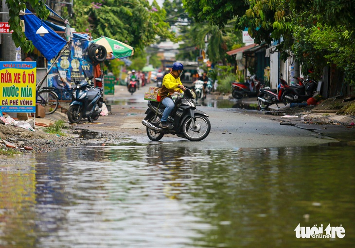 Một số người đi xe máy chọn cách quay đầu, tìm lối khác để đi - Ảnh: CHÂU TUẤN