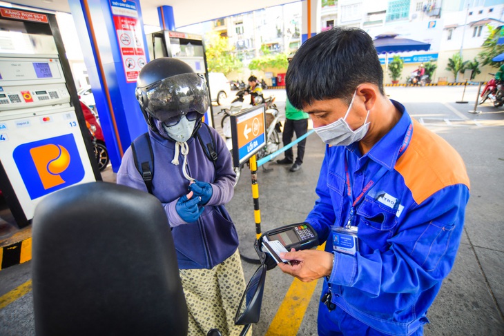 Theo Ngân hàng Nhà nước, cả nước có 900.000 thẻ tín dụng nội địa (ảnh người dân đang thanh toán mua xăng dầu bằng thẻ) - Ảnh: QUANG ĐỊNH