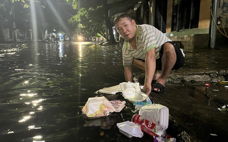 Mưa lớn, nước tràn vào nhà dân ở Bắc Nha Trang- Ảnh 10.