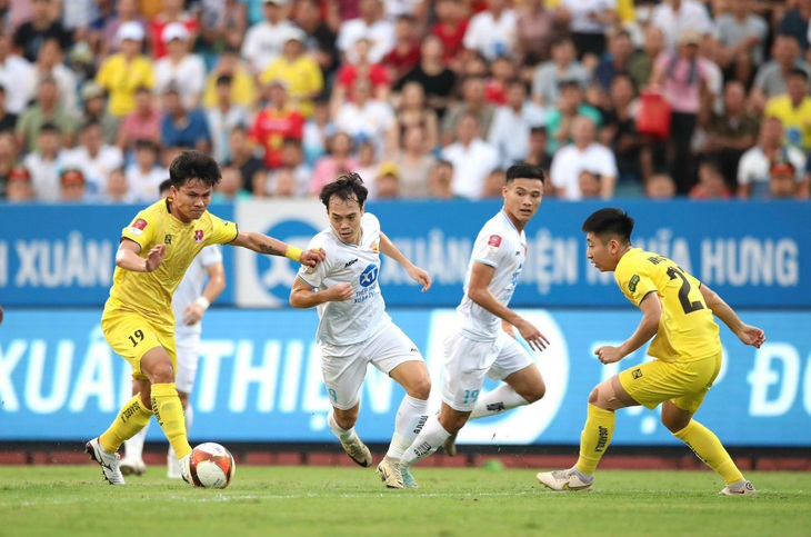 Pha tranh bóng giữa Lê Mạnh Dũng (Hải Phòng) với Văn Toàn - Ảnh: Nam Định FC