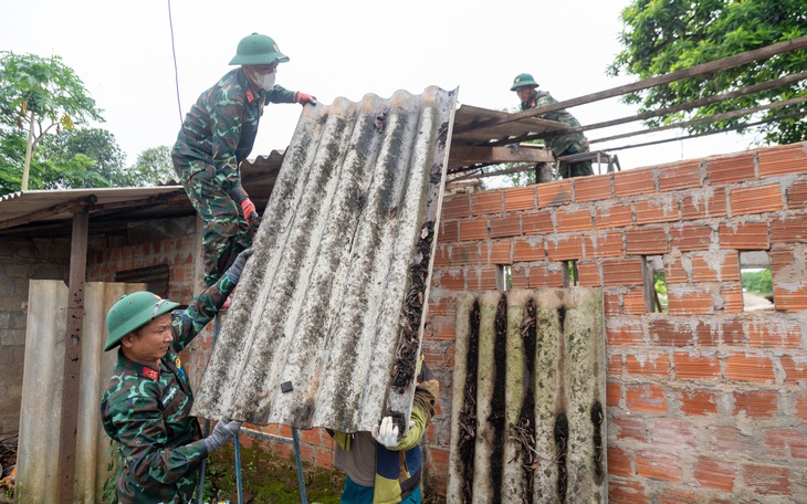 Bộ đội giúp dân di dời nhà cửa, sớm bàn giao mặt bằng cao tốc Cam Lộ - Vạn Ninh