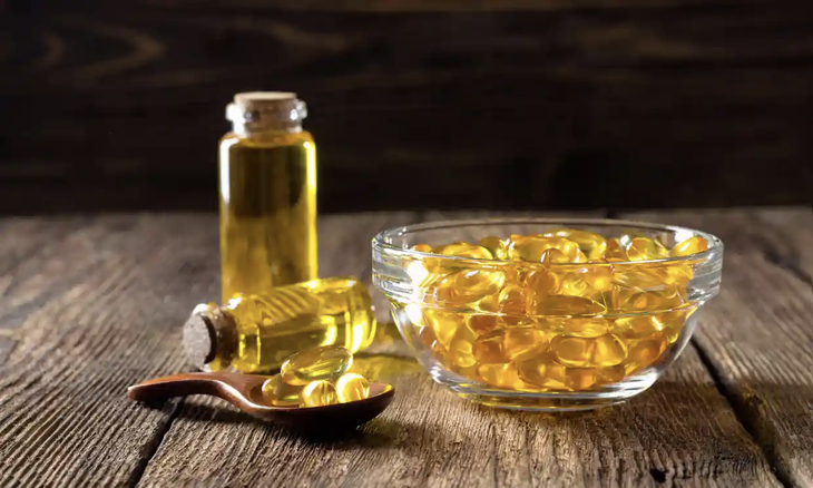 Dầu cá là nguồn giàu axit béo omega-3 - Ảnh: Alamy