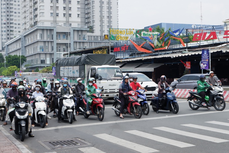 Không chỉ bấm còi khi đèn vàng sắp đỏ, lúc dừng đèn đỏ vẫn có người nhấn còi khi đèn tín hiệu giao thông chuẩn bị chuyển màu xanh - Ảnh minh họa: K.ANH