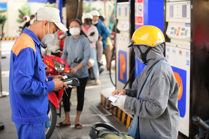 Khách hàng thanh toán không tiền mặt khi đổ xăng tại TP.HCM - Ảnh: QUANG ĐỊNH