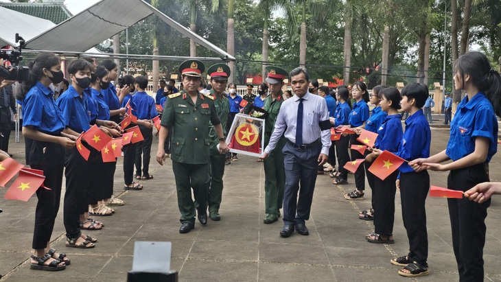 Trung tướng Trịnh Đình Thạch - chính ủy Quân khu V và Bí thư Tỉnh ủy Gia Lai Hồ Văn Niên đưa hài cốt liệt sĩ về đất mẹ - Ảnh: H.Q. 