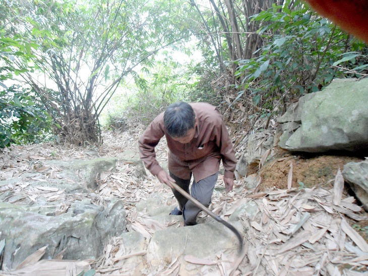 Hằng ngày ông Thành quét dọn Thung Phật và bốc thuốc giúp người - Ảnh: T.LÊ