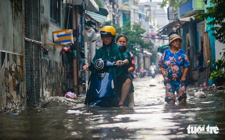 TP.HCM giải cứu các điểm ngập nặng bằng máy bơm