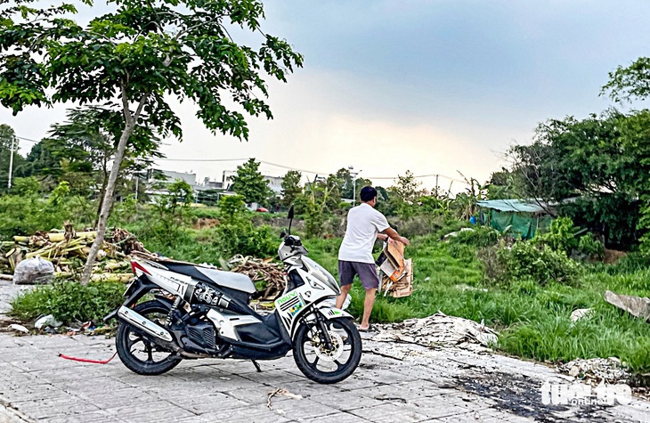 Người này đã thản nhiên vứt rác ở khu vực phía sau Trường đại học Kinh tế - Luật TP.HCM - Ảnh: Nhóm phóng viên