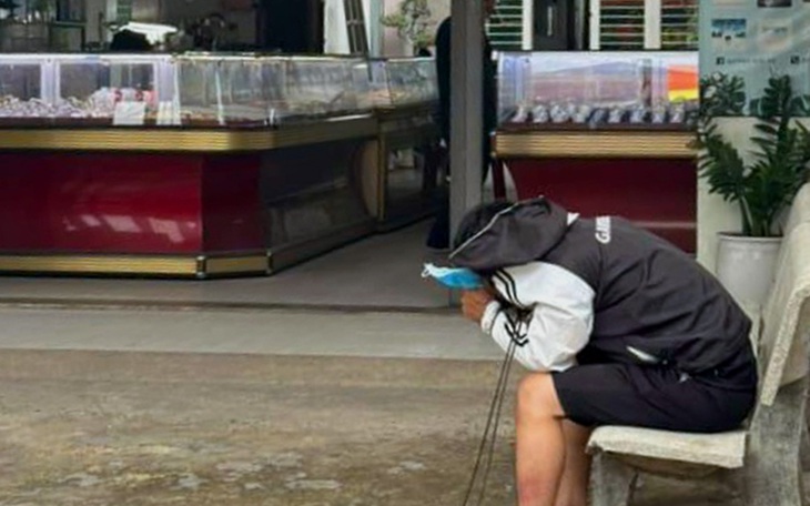 Bắt nghi phạm giật dây chuyền vàng của cụ 70 tuổi bán gà rán - Ảnh 2.