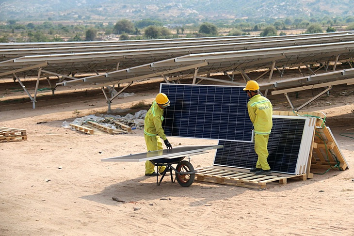 Các doanh nghiệp năng lượng tái tạo có thể bán điện qua EVN hoặc tự đầu tư đường dây riêng - Ảnh: NGỌC HIỂN