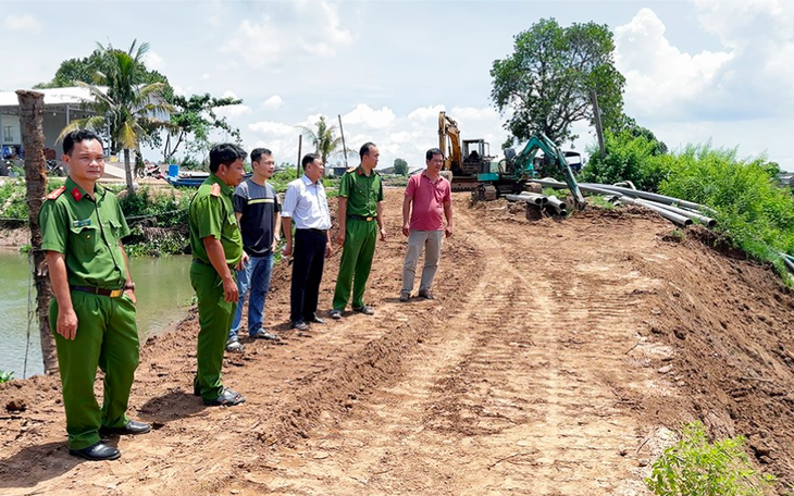 Đang tác nghiệp, phóng viên bị bảo vệ công trình bỏ hoang bóp cổ, thu máy ảnh - Ảnh 6.