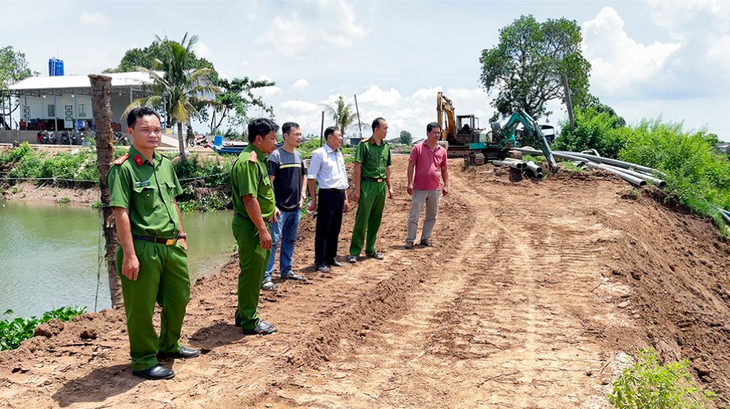 Công an tỉnh An Giang phối hợp điều tra, làm rõ nghi vấn "cát tặc" lợi dụng cải tạo ao cá để hút trộm cát - Ảnh: TIẾN VĂN