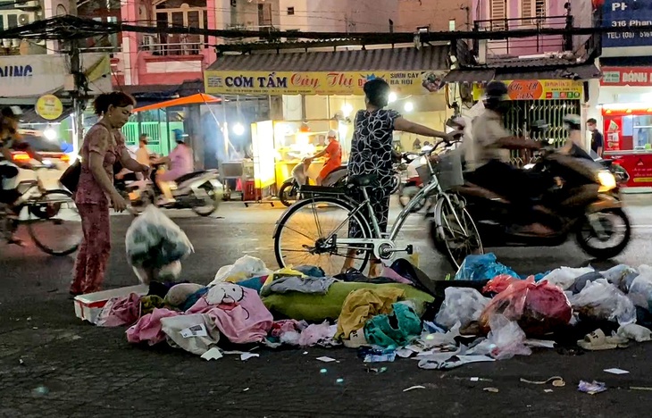 Những bãi rác 'dân sinh' lộ thiên ở TP.HCM: Bao giờ cho đến thành phố văn minh?- Ảnh 6.