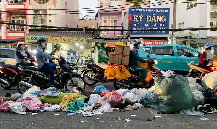 Những bãi rác 'dân sinh' lộ thiên ở TP.HCM: Bao giờ cho đến thành phố văn minh?- Ảnh 7.