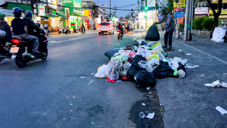 Những bãi rác 'dân sinh' lộ thiên ở TP.HCM: Bao giờ cho đến thành phố văn minh?- Ảnh 5.