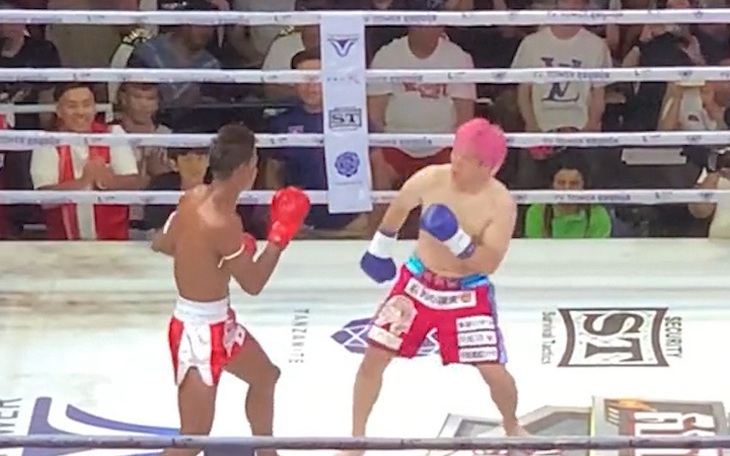 Võ sĩ làm màu khi chào sân bị đối thủ hạ knock out