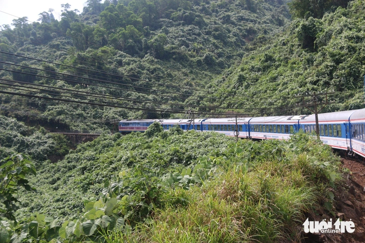 Cung đường sắt đi qua đèo Hải Vân - Ảnh: NHẬT LINH