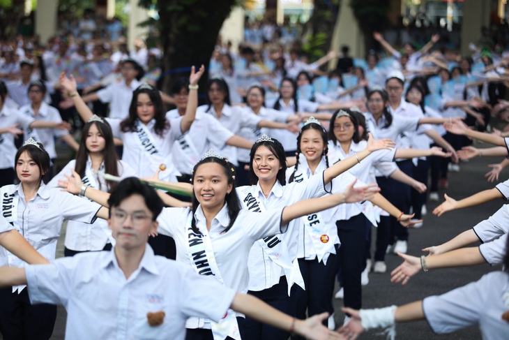 Hàng trăm học sinh Trường chuyên Lê Hồng Phong nhảy flashmob xong rồi khóc trong ngày chia tay- Ảnh 8.