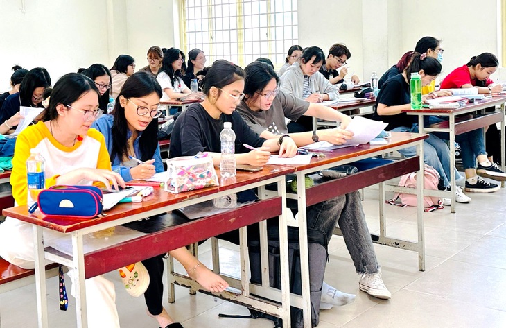 Sinh viên Trường đại học Khoa học xã hội và Nhân văn (Đại học Quốc gia TP.HCM) trong giờ học. Trường này đã sắp xếp lại chương trình đào tạo để sinh viên đỡ chán giai đoạn đại cương - Ảnh: M.G.