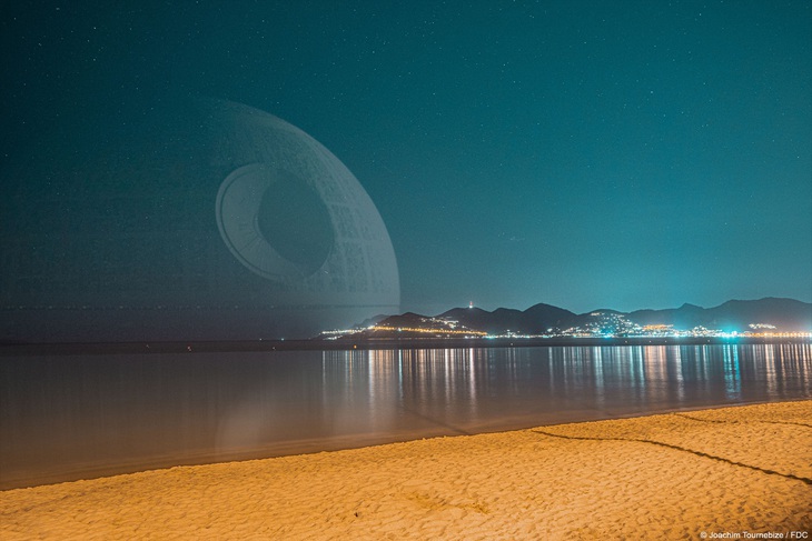 Bờ biển Cannes về đêm, với hình ảnh Death Star, một trong những biểu tượng của dòng phim Star War ở phía xa - Ảnh FDC