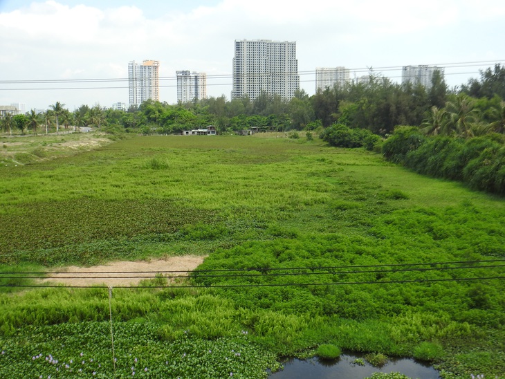 Công tác nạo vét, khơi thông sông Cổ Cò đoạn giáp giới với TP Đà Nẵng hiện bị bồi lấp nhưng dự án dừng lại - Ảnh: V.H