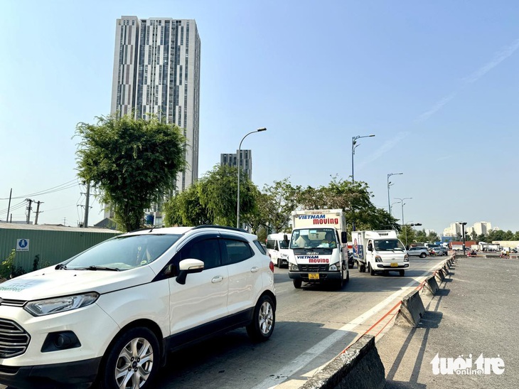 Khu vực nút giao An Phú hiện nay đang thi công nhưng còn tồn tại kẹt xe, ngập nước. Sở Giao thông vận tải TP.HCM yêu cầu các đơn vị gấp rút xử lý tình trạng trên - Ảnh: THU DUNG