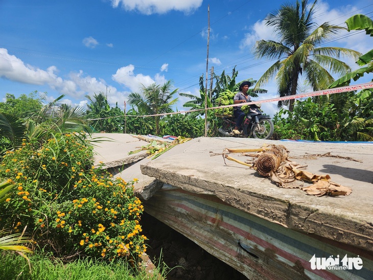 Người dân vận chuyển hàng hóa nông sản gặp nhiều khó khăn do đường sá bị chia cắt - Ảnh: BỬU ĐẤU