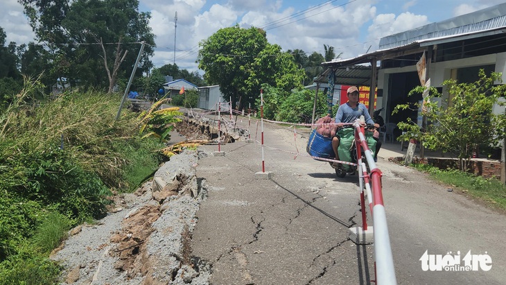 Đường tỉnh 965 có tổng chiều dài 60km nhưng đã có nhiều đoạn bị sạt lở, sụt lún nghiêm trọng - Ảnh: BỬU ĐẤU