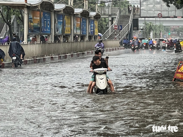 Ngập úng ở Hà Nội những năm qua đang trở nên tồi tệ - Ảnh: PHẠM TUẤN