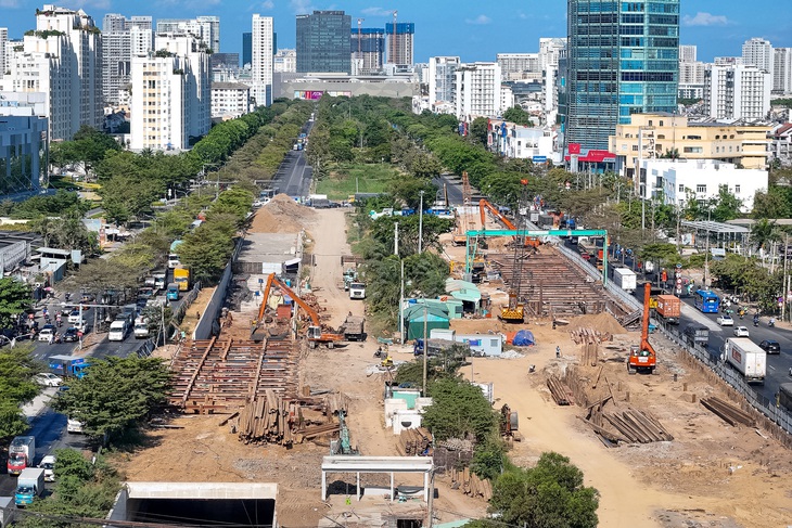 Dự án hầm chui nút giao Nguyễn Văn Linh - Nguyễn Hữu Thọ (kết nối quận 7 và huyện Nhà Bè, TP.HCM) có tổng vốn đầu tư 830 tỉ đồng, bắt đầu làm vào tháng 4-2020. Sau thời gian trì hoãn, đầu tháng 2-2024 giao lộ Nguyễn Văn Linh - Nguyễn Hữu Thọ tạm đóng trong 240 ngày để làm các đốt dầm chính giữa - Ảnh: PHƯƠNG QUYÊN