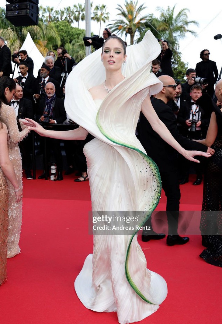 Siêu mẫu Coco Rocha tiếp tục khuấy đảo thảm đỏ Cannes trong ngày 11 với diện mạo không thể slay hơn. 