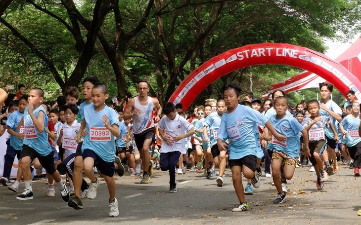 Lan tỏa yêu thương, trao học bổng cho học sinh mồ côi do dịch COVID-19 - Ảnh 3.