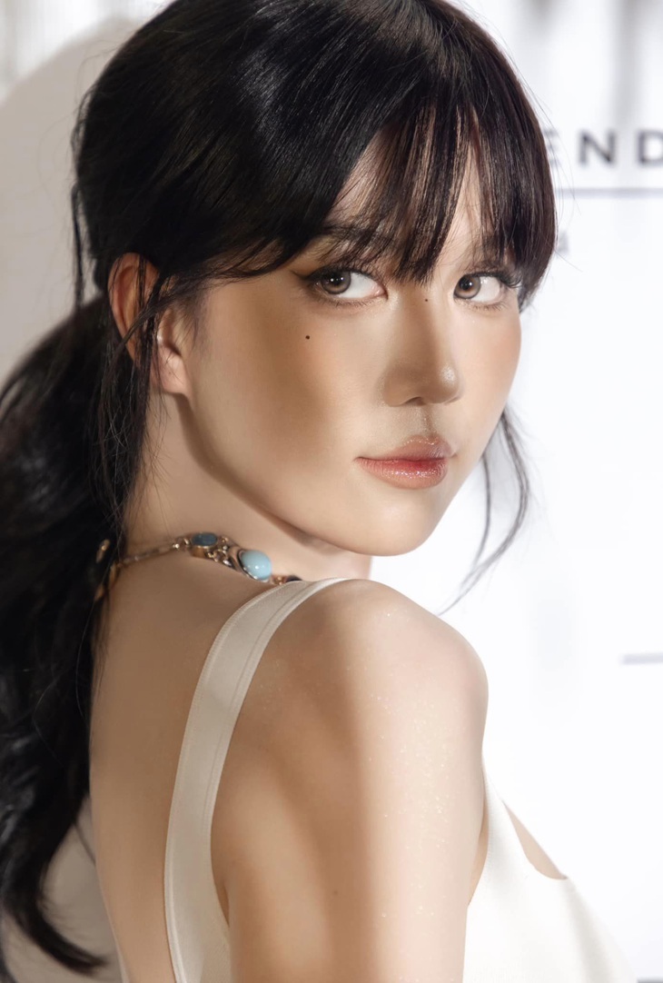 Ngọc Trinh bỗng 'hóa đá' khi gặp trai Tây- Ảnh 4. Ngọc Trinh bỗng 'hóa đá' khi gặp trai Tây- Ảnh 4.