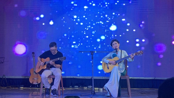 Ca sĩ Hạnh Nguyên học đánh đàn guitar để tiết mục biểu diễn thêm màu sắc - Ảnh: HOÀI PHƯƠNG