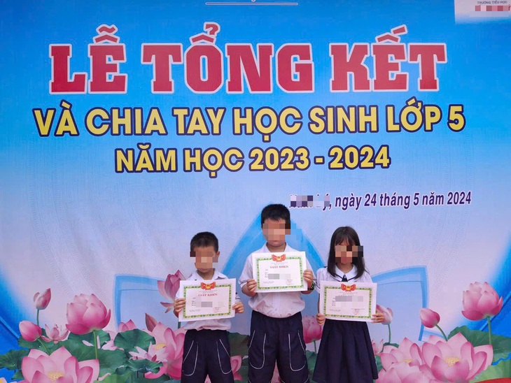 Dịp tổng kết cuối năm học, nhiều phụ huynh chụp hình giấy khen của con rồi khoe lên mạng - Ảnh: SONG KHUÊ