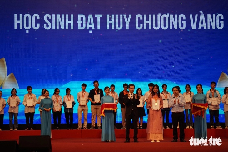 Ban tổ chức trao huy chương vàng cho các học sinh xuất sắc - Ảnh: T.ĐIỂU