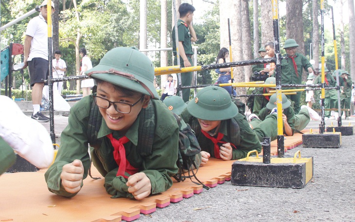 Ngắm 'chiến sĩ Điện Biên' nhí TP.HCM kéo pháo, trườn hào