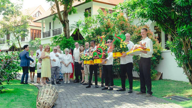 Cặp heo sữa do bạn bè tặng cô dâu chú rể trong tiệc cưới khiến nhiều người bất ngờ - Ảnh: NVCC