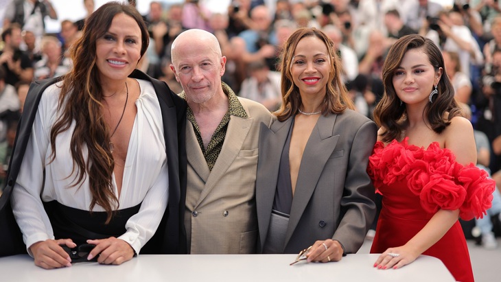 Karla Sofía Gascón, đạo diễn Jacques Audiard, Zoe Saldana và Selena Gomez trong buổi chụp ảnh cho đoàn phim Emilia Perez tại Cannes - Ảnh: Getty Images