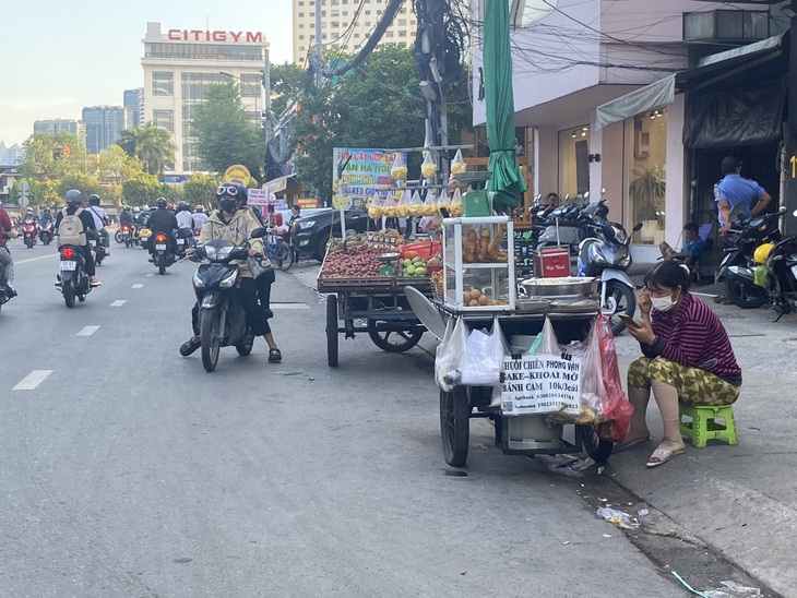 Quận Bình Thạnh đẩy mạnh tuần tra, hàng rong nháo nhác 