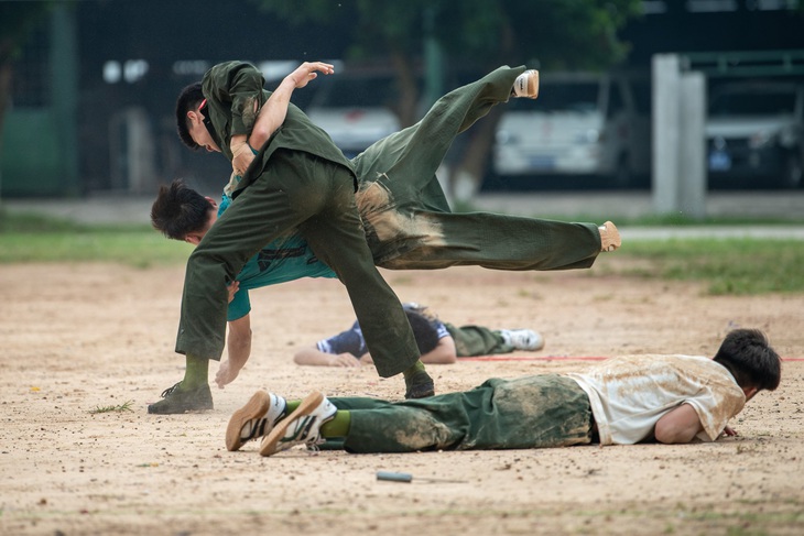 Hơn 1.000 chiến sĩ công an biểu diễn võ thuật, diễu binh trong lễ bế giảng khóa huấn luyện- Ảnh 11.